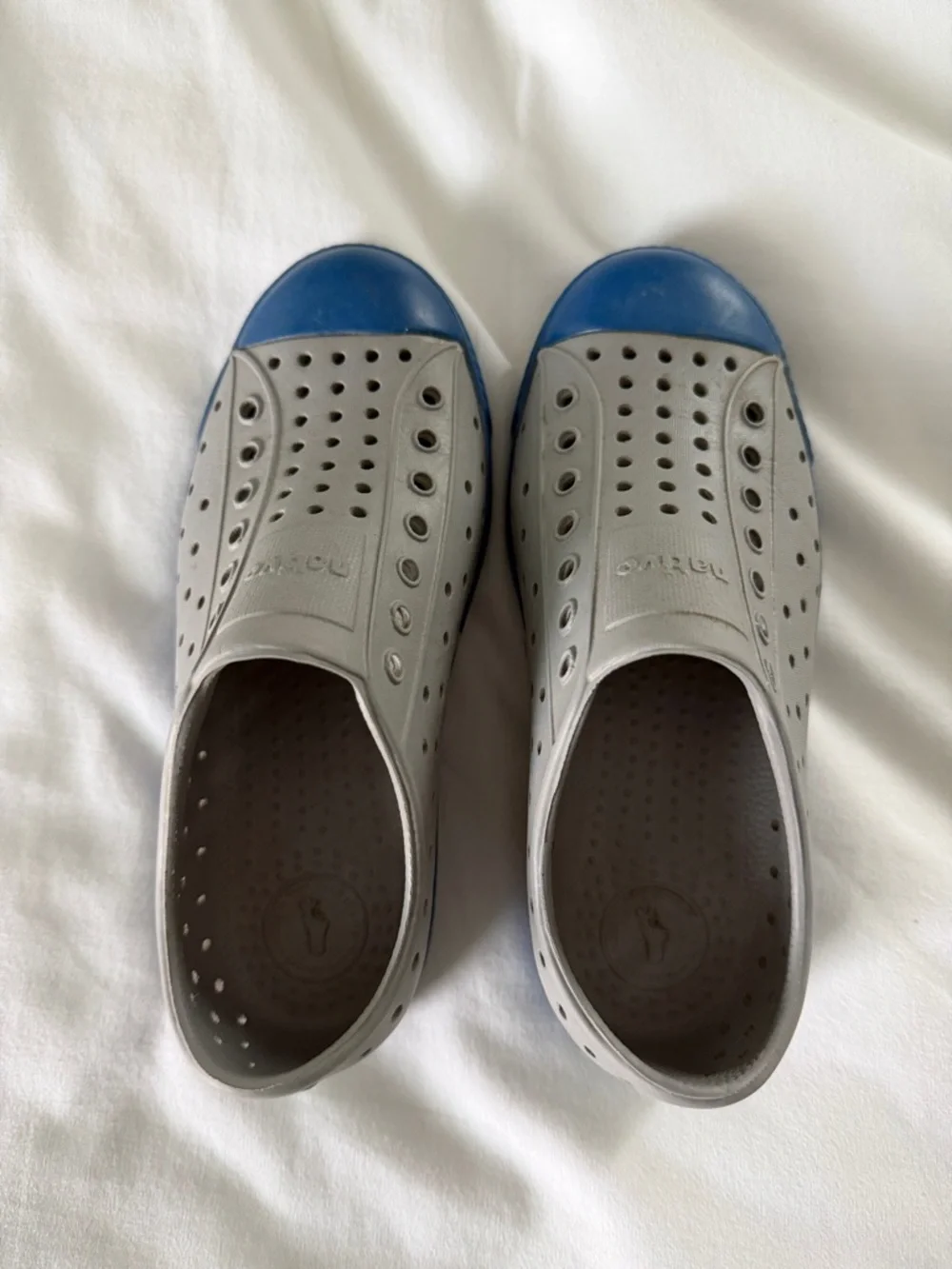 Native Kids Jefferson Slip-On Shoe in Gray with Blue Size J1 - Picture 3 of 10